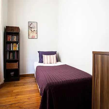 Spacious And Bright Three Bedroom By Happy Homes *