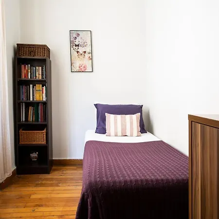 Spacious And Bright Three Bedroom By Happy Homes *